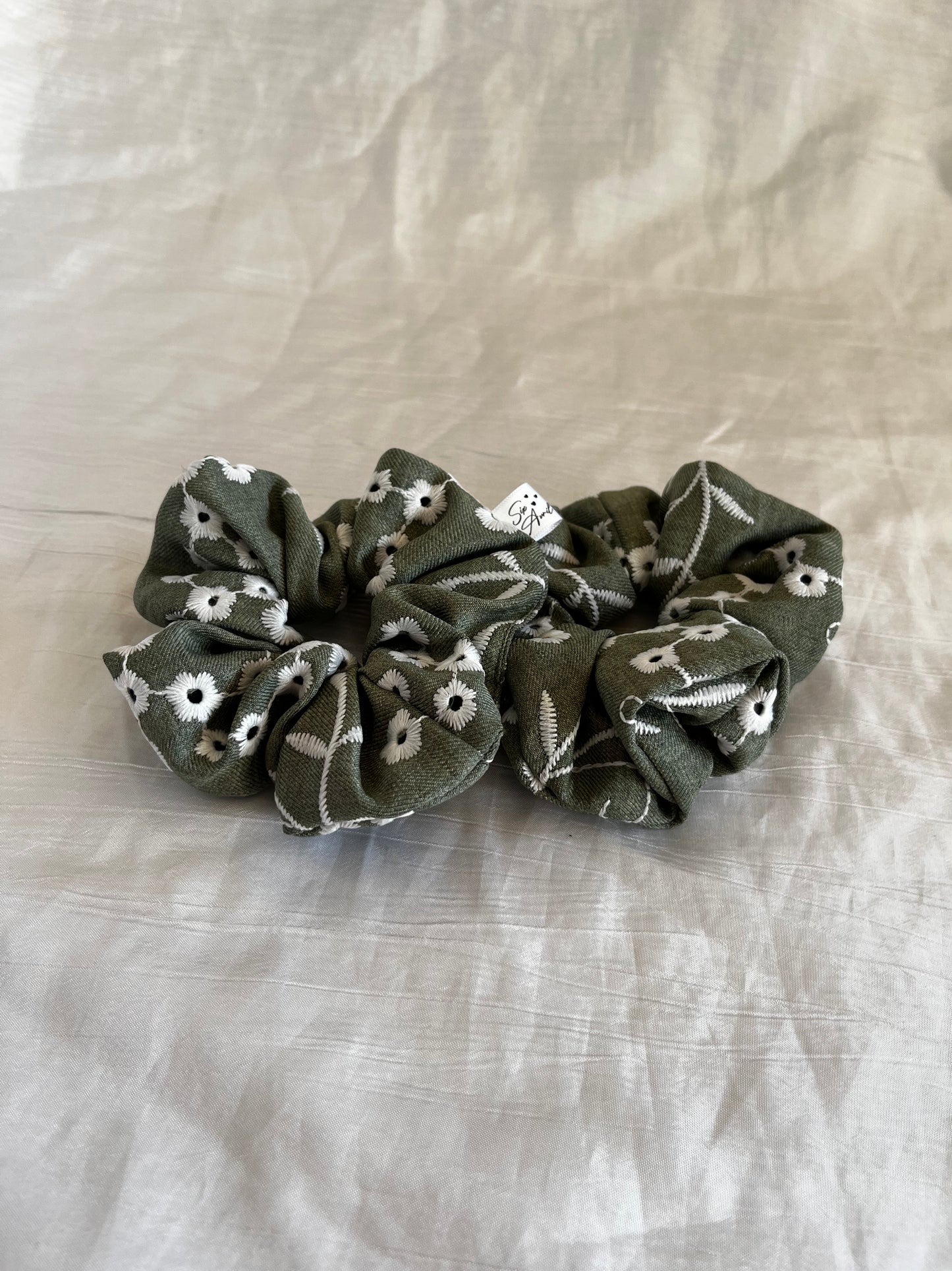 Chouchou Scrunchie en coton Broderie Anglaise