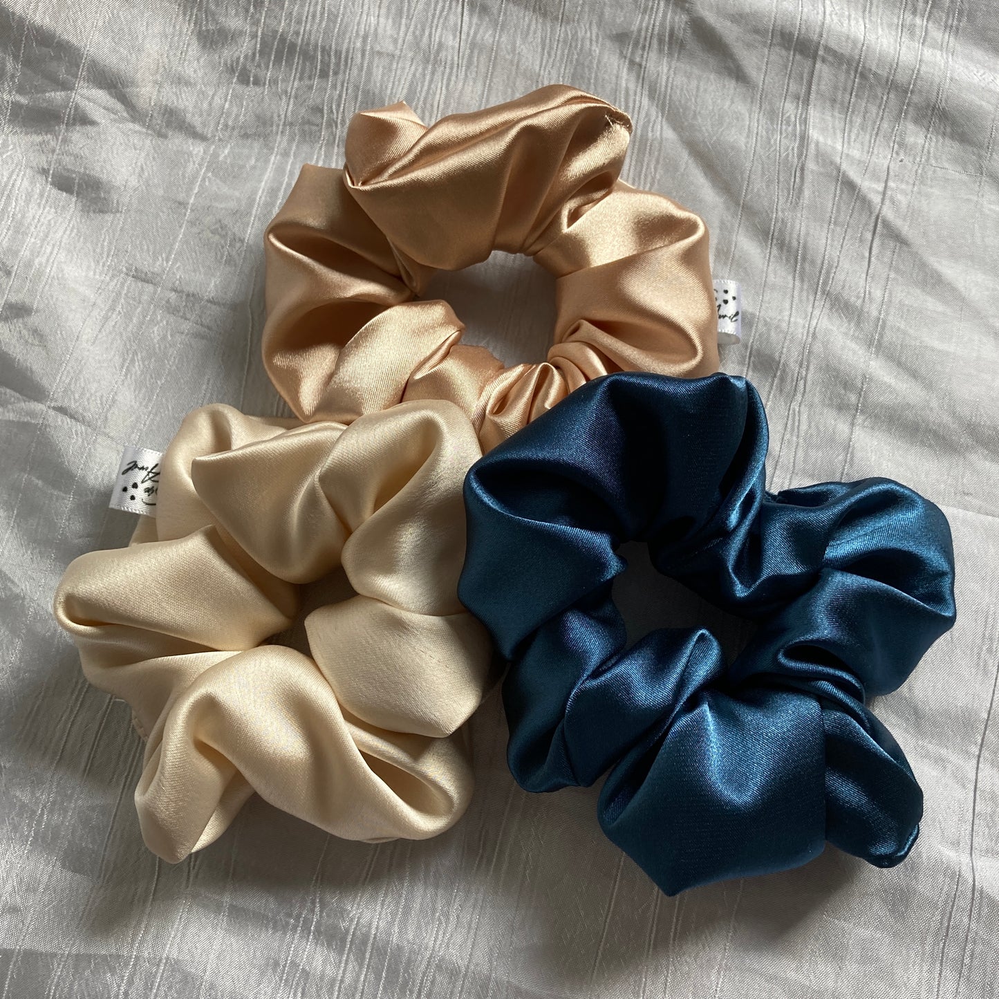 Chouchou Scrunchie en satin Sable écru