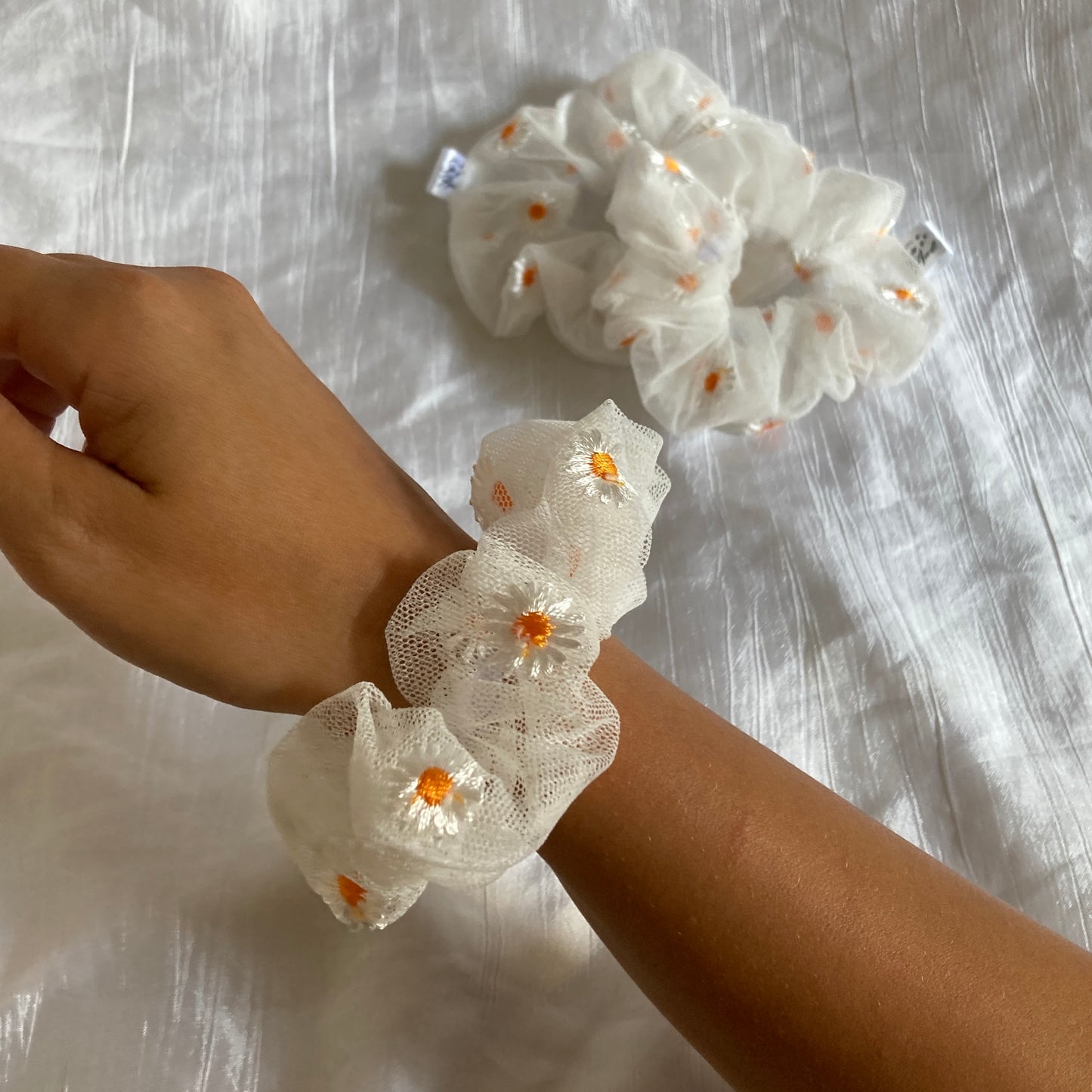 Chouchou Scrunchie en tulle brodé marguerite