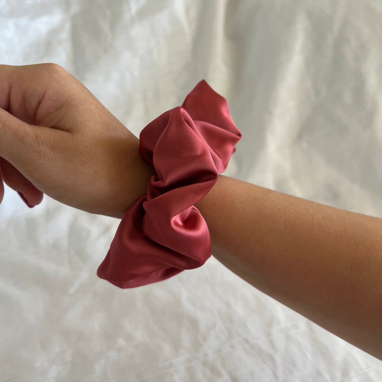 Chouchou Scrunchie en satin Terracotta