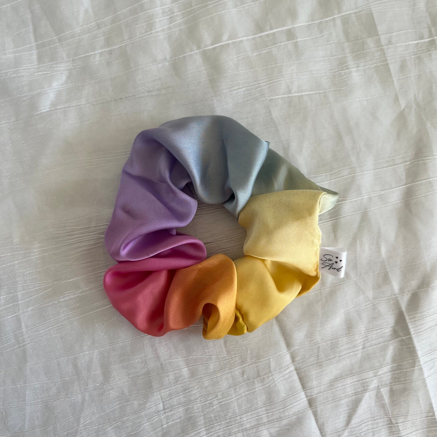 Chouchou Scrunchie en satin Rainbow