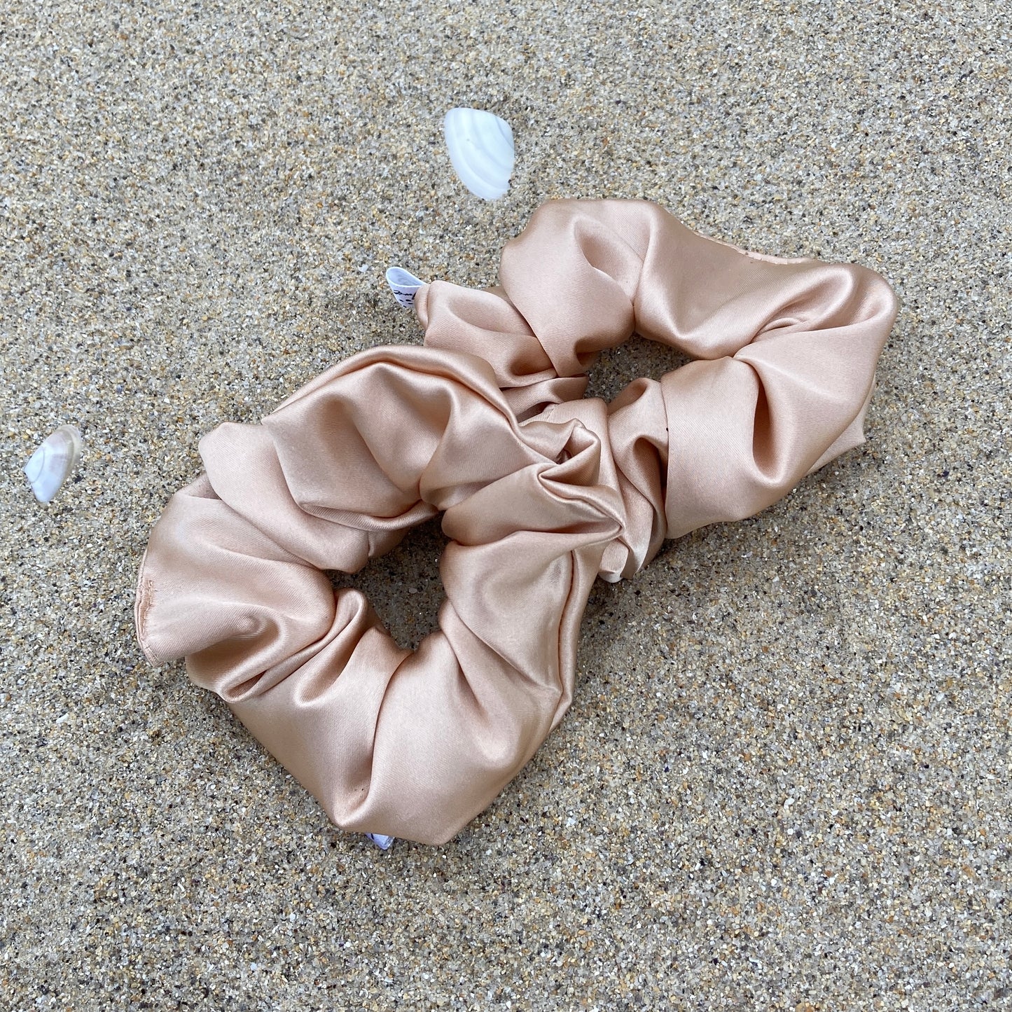 Chouchou Scrunchie en satin Sable chaud