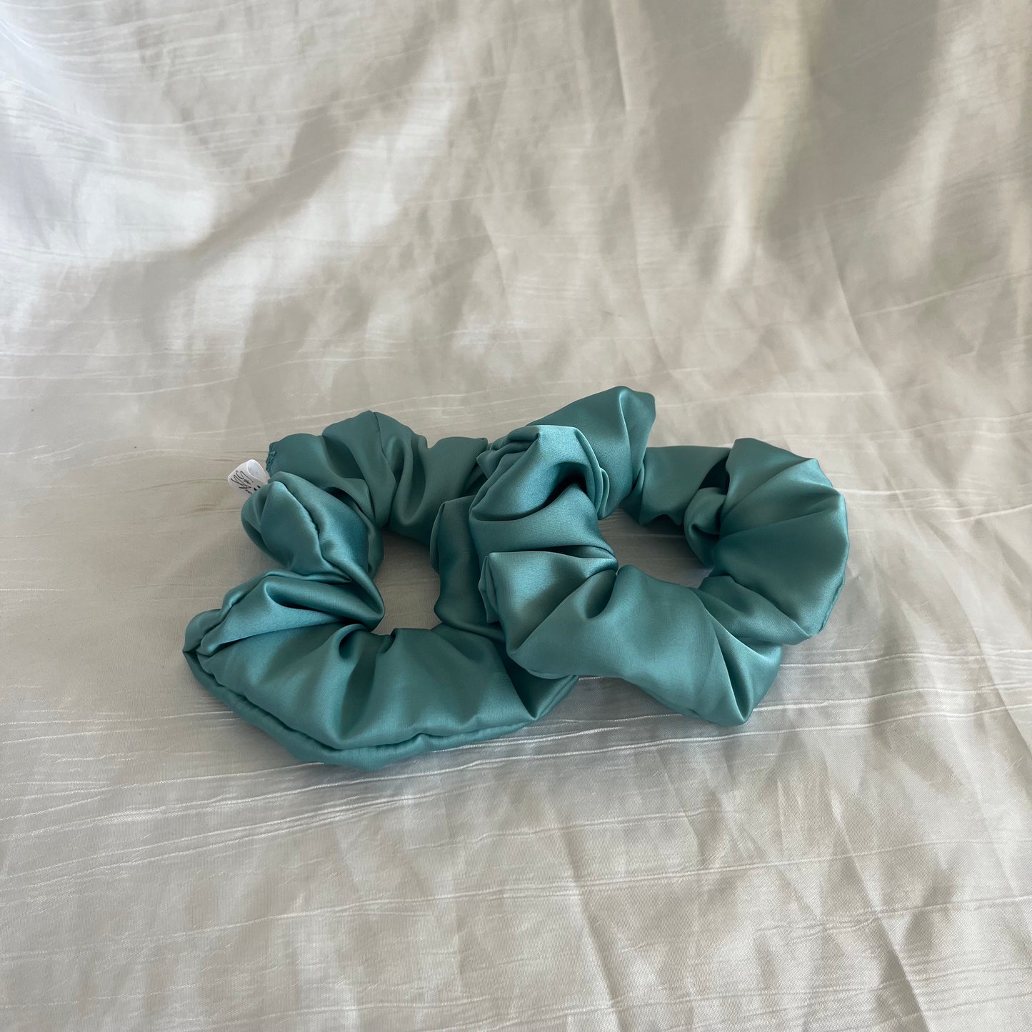 Chouchou Scrunchie en satin bleu Azur