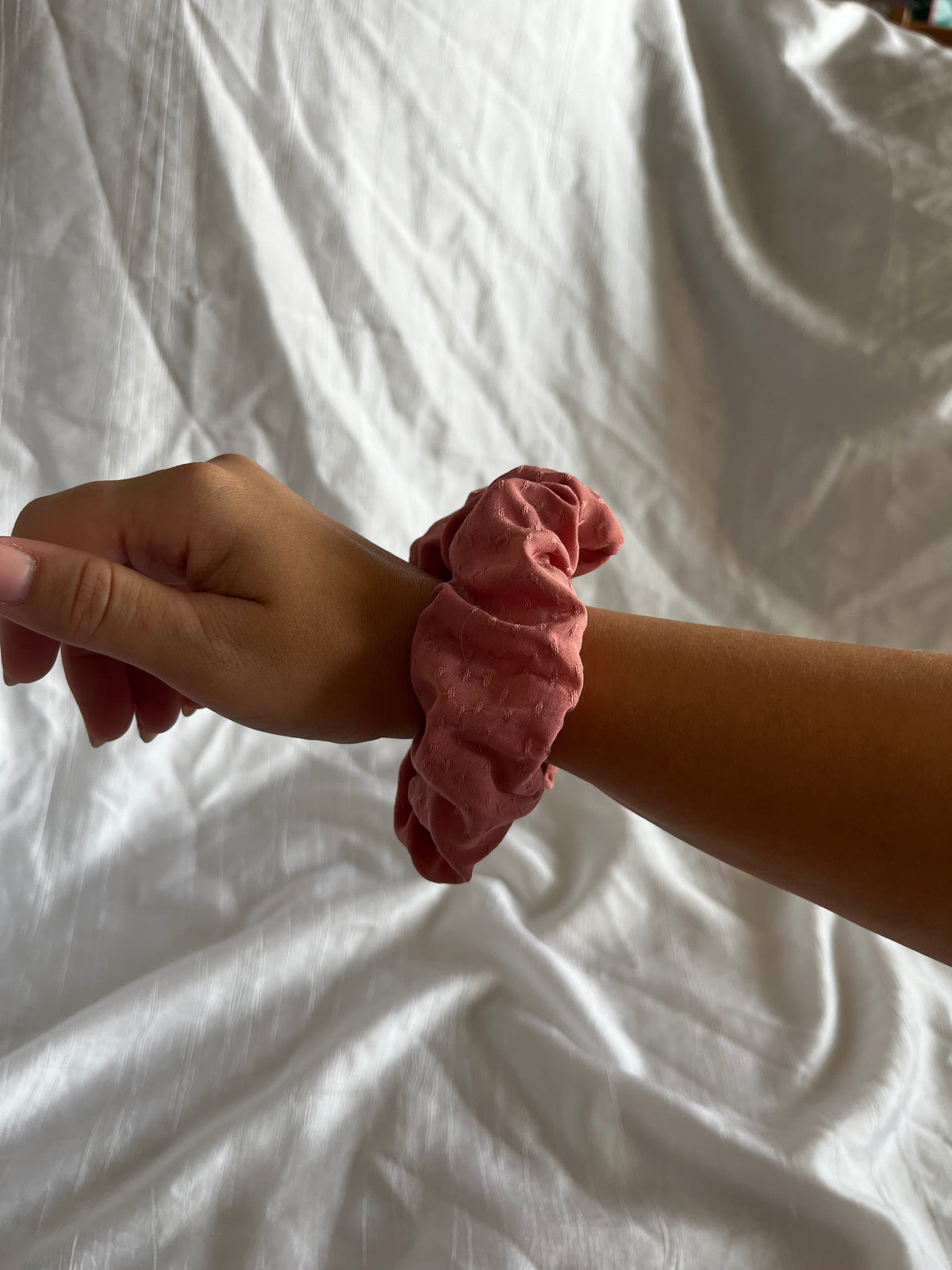 Chouchou Scrunchie en coton Plumetis 🩷