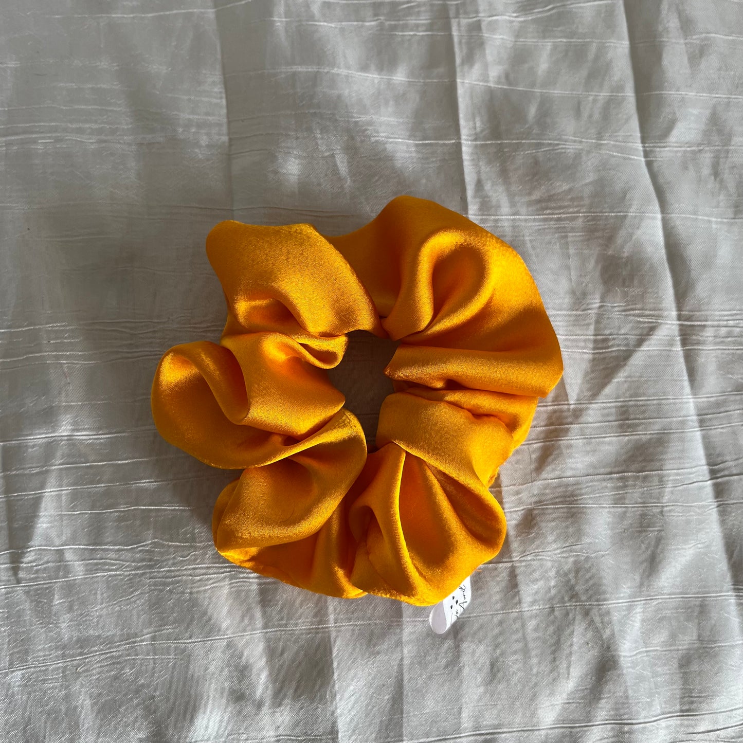 Chouchou Scrunchie en satin Jaune soleil