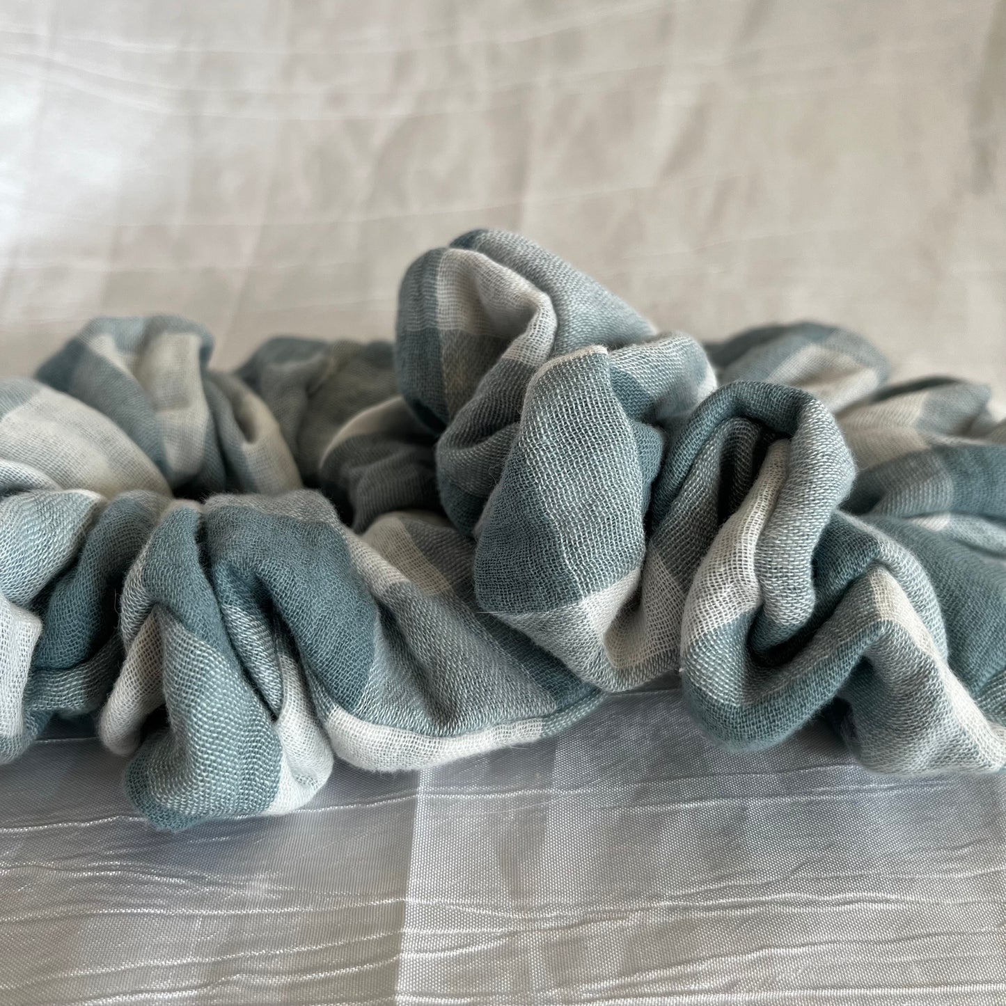 Chouchou Scrunchie en gaze de coton Vichy vert